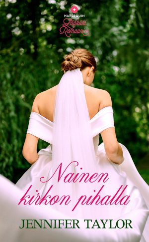 Nainen kirkon pihalla